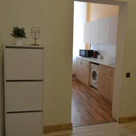 Spacious Old Town Family Peachy 2 Bedrooms Apartment, Nearby The Presidential Castle