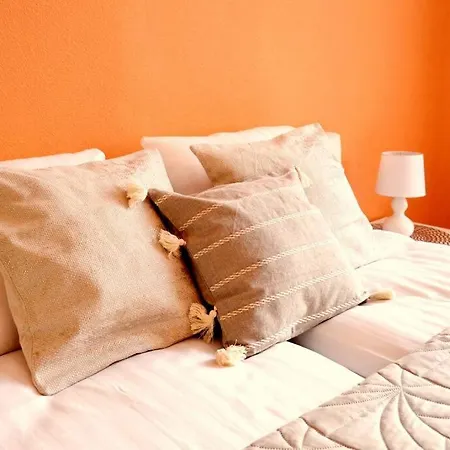 Spacious Old Town Family Peachy 2 Bedrooms Apartment, Nearby The Presidential Castle Appartement Riga