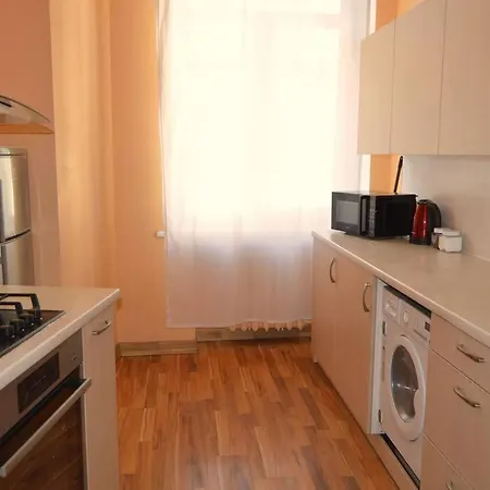 Spacious Old Town Family Peachy 2 Bedrooms Apartment, Nearby The Presidential Castle *