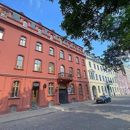 Spacious Old Town Family Peachy 2 Bedrooms Apartment, Nearby The Presidential Castle