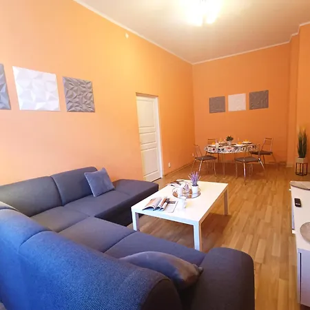 Spacious Old Town Family Peachy 2 Bedrooms Apartment, Nearby The Presidential Castle * Riga